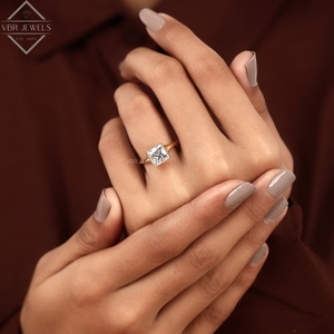 Anillo de Diamantes Solitario de Lujo con Perfil Lateral en Oro Amarillo, Anillo de Compromiso con Diseño de Tallo Dividido para Mujer, Regalo Nupcial - Product Image 5