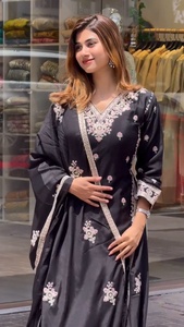 Lanzamiento de una Nueva y Hermosa Colección de Diseñador, Salwar Kameez Dupatta con Bordado Elegante y Trabajo de Lentejuelas, Seda Chinon Pura - Product Image 3