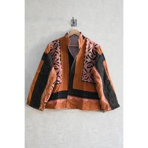 Chaqueta Bohemia Vintage Hecha a Mano de Algodón Bordado y Tejido Transpirable con Diseño Floral Invernal Indio Khambadiya para Mujer - Product Image 1