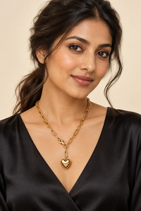 Collier tendance avec chaîne épaisse à maillons trombone et pendentif cœur bombé en laiton plaqué or - Product Image 2
