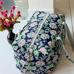 กระเป๋าเดินทางแบบมีซิปปิดลายดอกไม้สีน้ำเงินกรมท่า พร้อมลายดอกสีชมพูและใบไม้สีเขียว ความจุขนาดใหญ่ เหมาะสำหรับการเดินทางช่วงสุดสัปดาห์ - Product Image 1