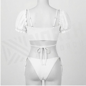 Conjunto de bikini blanco con cuello cuadrado, mangas abullonadas y volantes, parte inferior con lazo lateral para mujer - Product Image 2