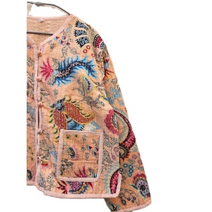 Chaqueta Reversible de Algodón Hecha a Mano con Diseño Gudri Kantha, Ecológica, con Cuello en V, Estilo Bohemio, Arte Único y Cómodo - Product Image 3