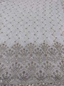 Tissu crêpe naturel pur de qualité supérieure, richement orné de sequins et de perles, idéal pour les robes de mariée, disponible à la vente - Product Image 4