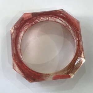 Brazaletes de Resina Hechos a Mano Únicos para Mujeres Modernas, Brazalete Multicolor con Diseño de Ángel, Elegante y Moderno para Fiestas Casuales - Product Image 2