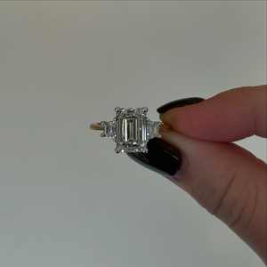 Bague de fiançailles en moissanite taille émeraude 6.0 CTW, or massif 14 carats, trois pierres, bague de mariage, cadeau d'anniversaire exceptionnel pour elle - Product Image 5