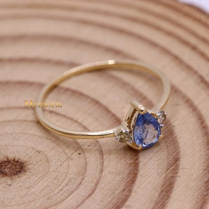 Bague de fiançailles en or jaune massif 14 carats avec saphir bleu naturel taille poire et accent de diamant, 3 pierres, Memoria Jewels, vente en gros - Product Image 2