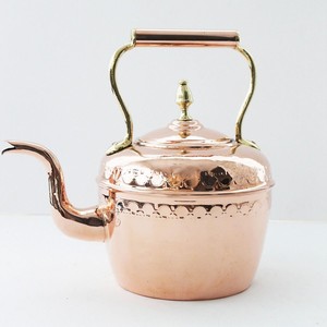 Tetera de cobre martillado estilo real con mango de madera floral, elegante para decoración del hogar, hoteles y restaurantes. - Product Image 1