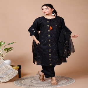 Ensemble Kurta Traditionnel en Coton Noir Élégant avec Broderie Subtile et Dupatta Transparent pour un Style Ethnique Sophistiqué Toutes Saisons - Product Image 5