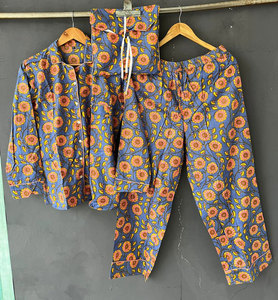 Elegante conjunto de pijama de algodón estampado para mujer – Ropa de dormir y de estar por casa suave y cómoda - Product Image 1