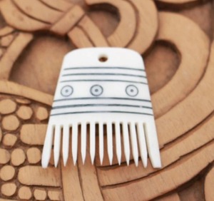 Peine de hueso natural hecho a mano para salón y hogar por Blossom Craft India - Product Image 1
