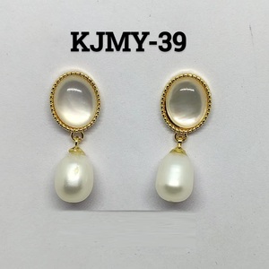 Boucles d'oreilles élégantes en perles fabriquées en Inde avec crochets en argent sterling, bijoux légers pour un usage quotidien, disponibles à la vente - Product Image 4