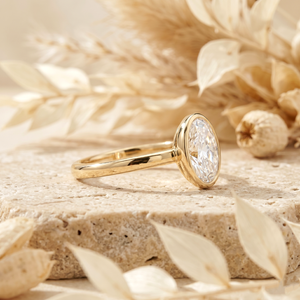 Anillo Solitario Minimalista Personalizado con Bisel de Oro de 14K y Moissanita Ovalada de 2CT, Fabricante de Joyería Fina al por Mayor - Product Image 2