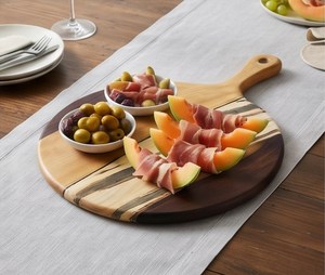 Planche à découper ronde en bois massif avec trou de suspension, surface de découpe naturelle à grain multicolore - Product Image 2