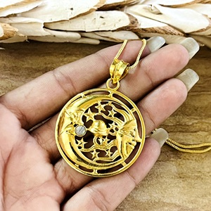 Pendentif lune croissante bohème au design unique, bijoux ethniques en laiton pour femmes, plaqué or 18 carats, médaillon soleil et étoile célestes, vente en gros OEM - Product Image 3