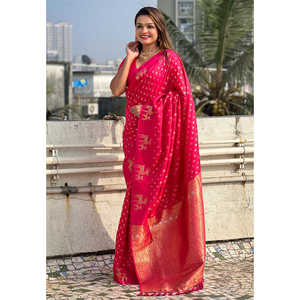 ผ้าไหมซาหรีสีชมพูทอแบบดูอัล ซารี พร้อมขอบลายกวาง ชุดราตรีหรูหรา - Product Image 4