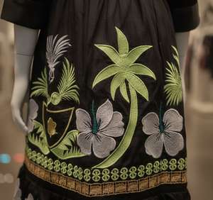 Faldas Polinesias Bordadas a Mano, Ropa Hawaiana en Suave Algodón Pakistaní, Faldas Informales Transpirables Bordadas de Pohnpei - Product Image 3