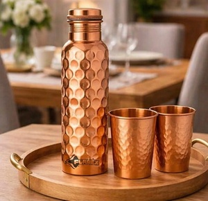Botella de Agua de Cobre Pursuit con Acabado Martillado y Dos Tazas a Juego, Juego de Bebidas Portátil para el Hogar - Product Image 3