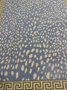 พรมขนสัตว์สีน้ำเงินเขียวสดใส: ลายจุดนามธรรมทอมือ ขอบลายกรีก ปักลายนามธรรม สำหรับห้องนั่งเล่นและห้องนอน - Product Image 5