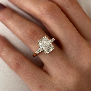 Bague de fiançailles de luxe en or jaune 14 carats avec diamant de laboratoire allongé radiant de 5 carats, pureté E VVS2, trois pierres, certifiée IGI, tendance - Product Image 2