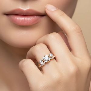 Anillo de Lujo con Halo de Diamantes de Tres Piedras en Oro, con Diseño de Tallo Dividido, para Mujer, para Boda y Aniversario - Product Image 5