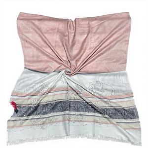 Élégant Voile Hijab en Satin Rose Floral et Blanc Nacré Scintillant avec Bordure Ornée de Diamants et Bords Effilochés Délicats – Châle Tendance - Product Image 2