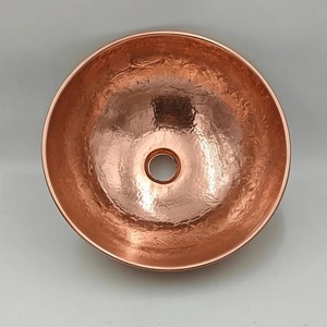 Améliorez votre maison avec un évier en cuivre artisanal durable doté d'une magnifique finition martelée. Achetez directement auprès du fournisseur. - Product Image 2