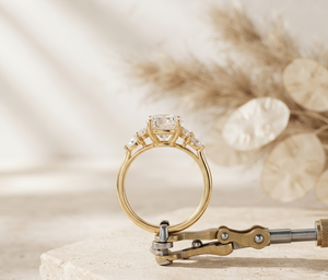 แหวนหมั้นเพชรโมอิสซาไนต์รูปไข่ทองคำ 14K หรูหราแบบขายส่ง แหวนเพชรแบบคลัสเตอร์ เครื่องประดับสั่งทำพิเศษ OEM ODM - Product Image 3