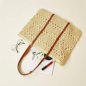 Descubre la esencia de las vacaciones con este precioso bolso de hilo natural diseñado con un cuerpo de malla abierta y asas de cuero marrón. - Product Image 2