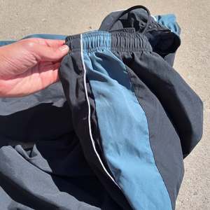 Pantalones Deportivos de Nailon Resistentes al Viento para Hombre, con Cierre en el Bajo, Cintura Elástica, Ligeros, con Paneles en Contraste, Fabricación Personalizada - Product Image 3