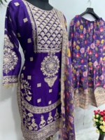 Ensemble prêt-à-porter en soie Chinon de créateur, entièrement brodé avec des chaînes, des sequins et des pièces de dentelle, comprenant un haut entièrement cousu, un pantalon palazzo cousu et un dupatta.