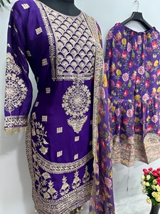 Ensemble prêt-à-porter en soie Chinon de créateur, entièrement brodé avec des chaînes, des sequins et des pièces de dentelle, comprenant un haut entièrement cousu, un pantalon palazzo cousu et un dupatta. - Product Image 5
