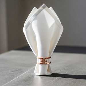 Anneaux de serviette en métal géométrique or rose, écologiques, durables, décoration de table moderne et luxueuse pour dîner de mariage - Product Image 1