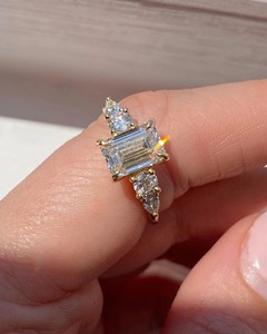 Élégante bague de fiançailles solitaire en or jaune 14 carats avec moissanite taille émeraude 2.90 TC et accents poire et ronds, bande de 1.8MM - Product Image 6