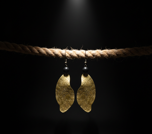 ต่างหูทองเหลืองรูปใบไม้โค้งมน งานแฮนด์เมด ผิวสัมผัสสีทอง ประดับลูกปัดสีดำ ทนทานต่อการเปลี่ยนสี ดีไซน์ทันสมัย เหมาะสำหรับงานปาร์ตี้ของผู้หญิง - Product Image 6