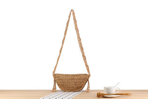 Célébrez les tendances bohèmes modernes avec ce sac en fil naturel saisissant, conçu pour les créateurs de tendances qui aiment les détails faits main. - Product Image 2