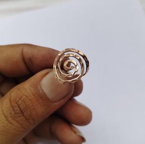 Bague de thérapie magnétique en cuivre réglable, motif spirale martelée, bio-énergie, guérison énergétique - Product Image 2