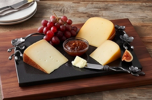 Moderno juego de tabla de quesos de pizarra negra con mango metálico floral y cuchillo para uso en la cena, para servir charcutería y aperitivos. - Product Image 5