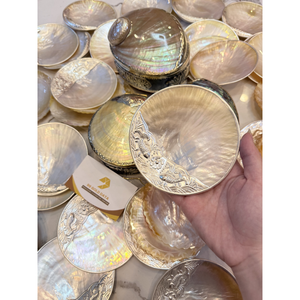 จานเปลือกหอยมุกทรงกลมขอบทองแดงลายปลาสเตอร์เจียนเบลูก้า - อเนกประสงค์สำหรับใส่คาเวียร์ สบู่ ของตกแต่งบ้าน ของสะสม หรือโชว์ปลา - Product Image 5