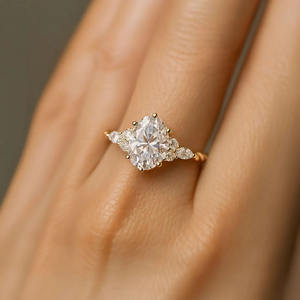 Anillo de boda de diseño único en oro sólido de 14k con diamante cultivado en laboratorio de color DEF VS VVS, corte ovalado, estilo floral vintage. - Product Image 1