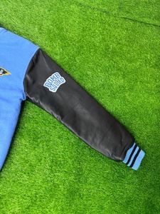 Chaqueta Varsity Personalizada con Bordado, Capucha, Mangas de Cuero, Botones, Estilo Letterman de Béisbol - Product Image 2