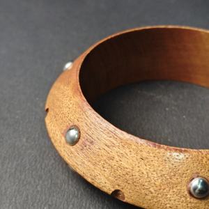 Brazalete de Madera con Perfil Cónico Inclinado y Detalles de Remaches Esféricos Plateados - Joyería de Madera Artesanal Vanguardista, Moderna y Ecológica - Product Image 6