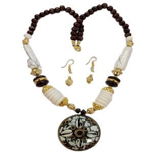 Colgante de trabajo de mosaico de resina de estilo clásico, collar de moda artesanal para mujer para regalar, Exportación a granel disponible - Product Image 1