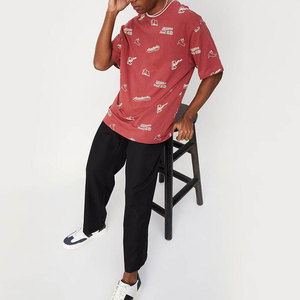 Camiseta de Manga Corta para Hombre, Cuello Redondo, Color Rojo, Estampado de Dibujos Animados, Impresión Serigráfica, Antiarrugas, Estilo Casual, Corte Regular, Jersey de Algodón - Product Image 2
