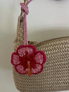 Llavero de tela con cuentas rojas y amarillas con estrellas, hecho a mano, con logo de equipo personalizado, colores brillantes y llamativos, cuentas de primera calidad, a la moda, para mujer - Product Image 6