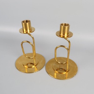 เชิงเทียนโลหะสไตล์มินิมอล ดีไซน์คล้ายคลิปหนีบกระดาษ โดดเด่นด้วยผิวสัมผัสเมทัลลิกเงางาม เสริมความสวยงามให้กับการตกแต่งบ้านสไตล์โมเดิร์น - Product Image 2