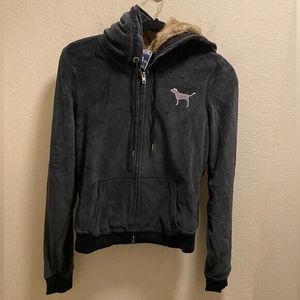 Fournisseur OEM de sweats à capuche avec rivets, sweat à capuche en molleton de coton épais sur mesure avec embellissements en rivets, impression de logo personnalisée disponible - Product Image 2