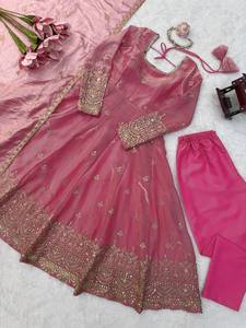 Vestido de diseñador de seda con bordado de hilo y lentejuelas, con conjunto de pantalón. - Product Image 3