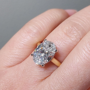Elegante Anillo de Compromiso con Diamante de Corte Ovalado de 4 Quilates, Oro Sólido de 18K, Engaste de Garras, Joyería Fina Clásica para Mujer - Product Image 5