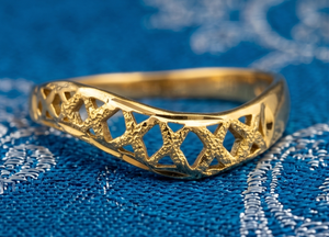 DIVYORO Anillo Clásico para Hombre, Chapado en Oro de 22K, Diseño de Rejilla Ondulada - Product Image 4